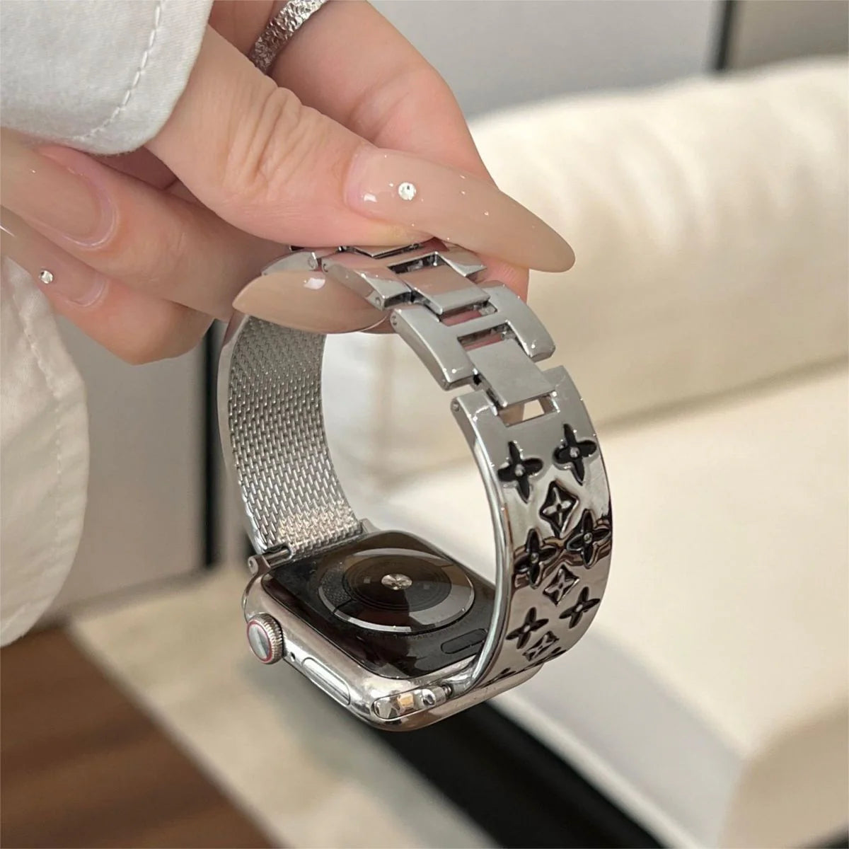 EMBOSSED METAL APPLE WATCH STRAP Roxy New 2