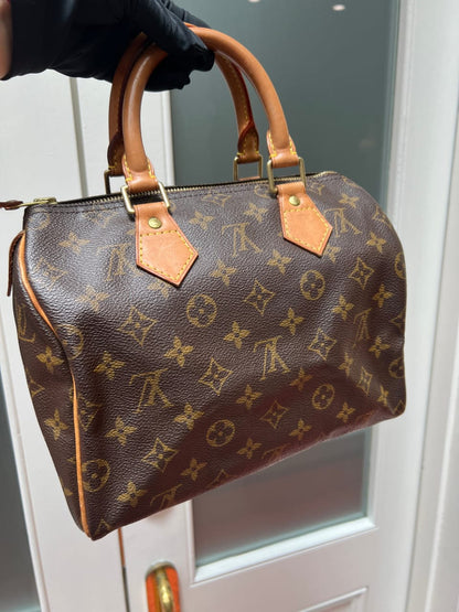 Elegant LV genuine leather cross body bag With chain